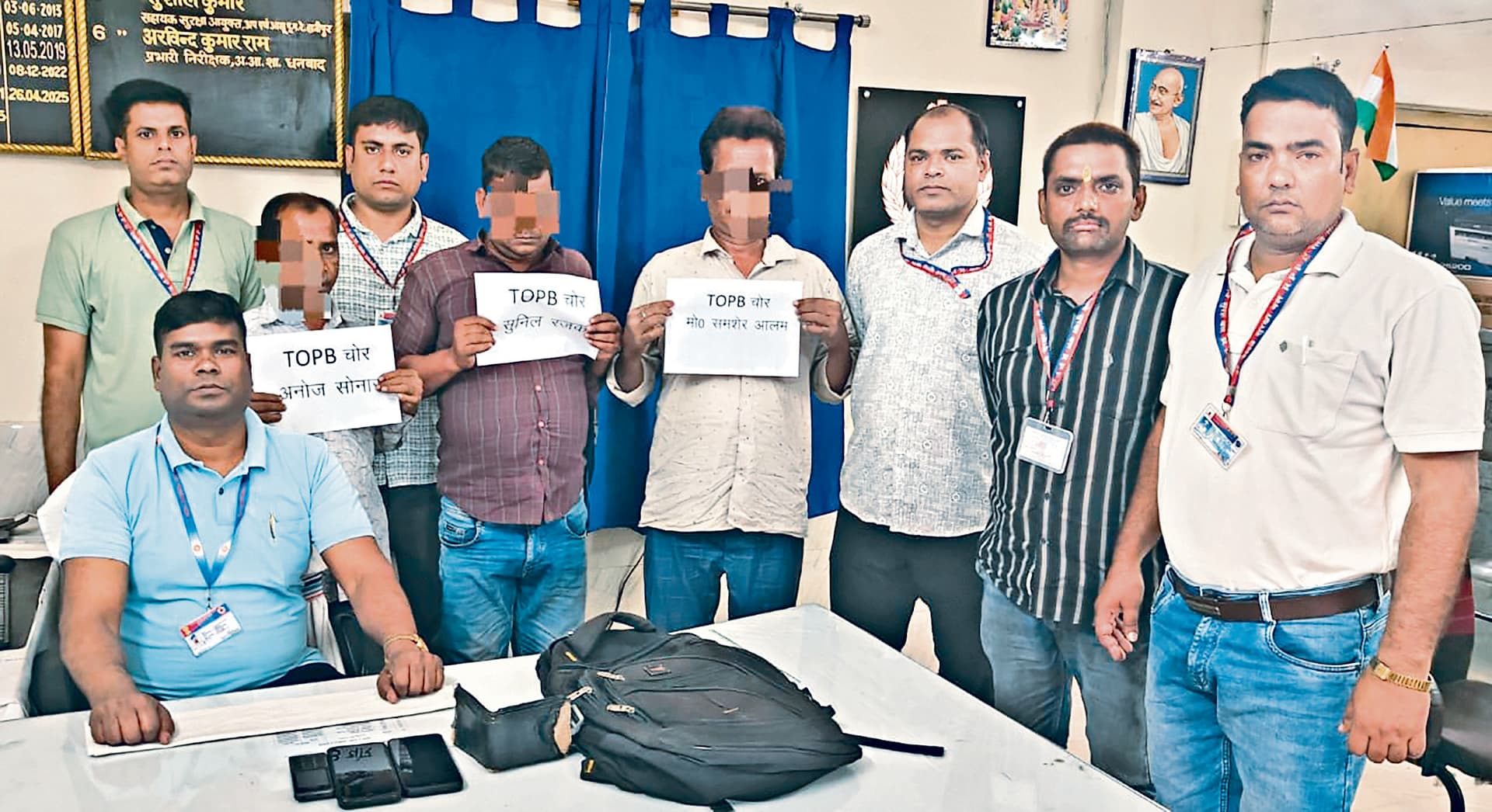 Dhanbad News : यात्री का पर्स चुराकर भाग रहे तीन युवक पकड़ाये