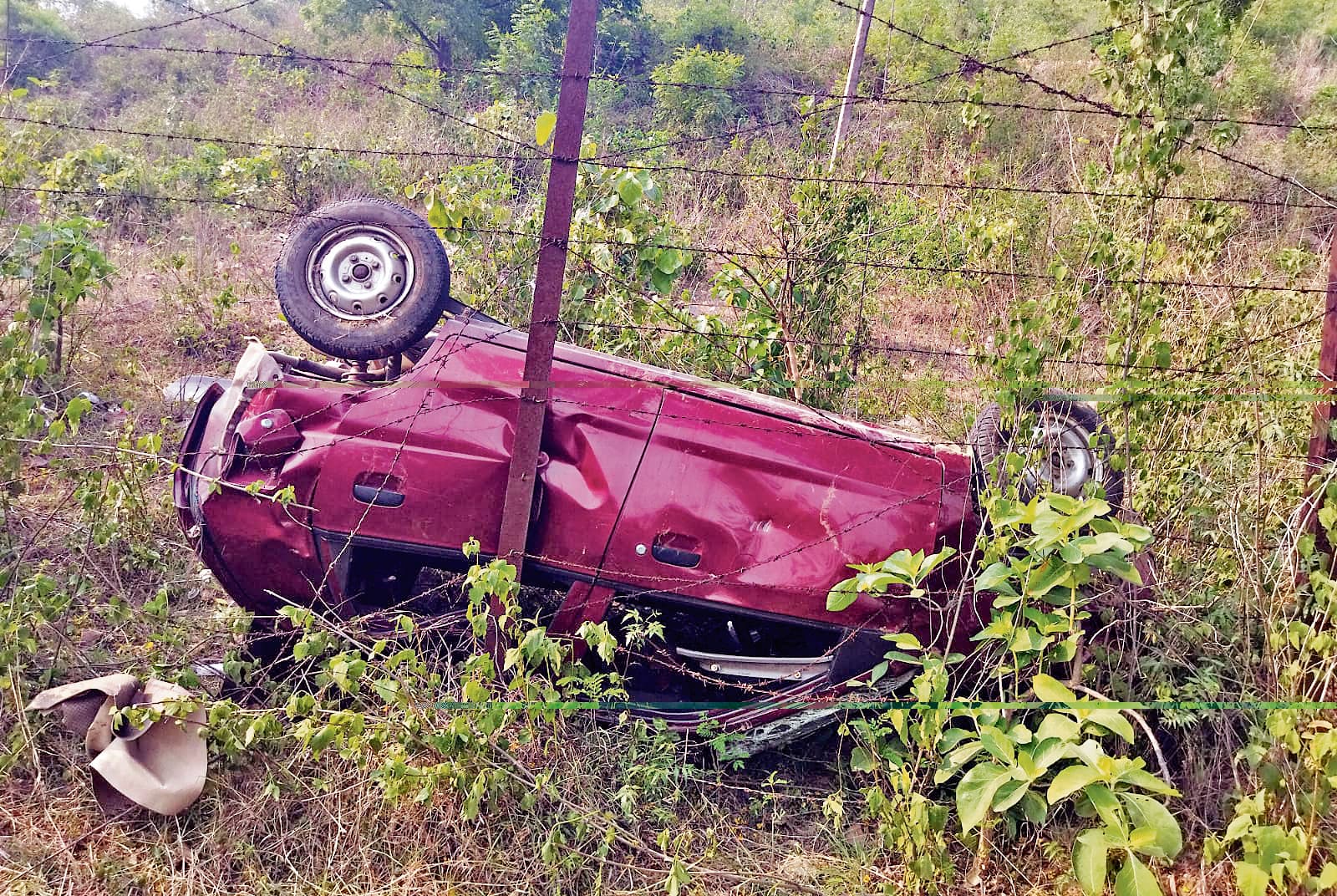 seraikela kharsawan news: चांडिल डैम से नीचे उतरते समय कार 100 फीट खाई में गिरी, डैम कर्मी घायल