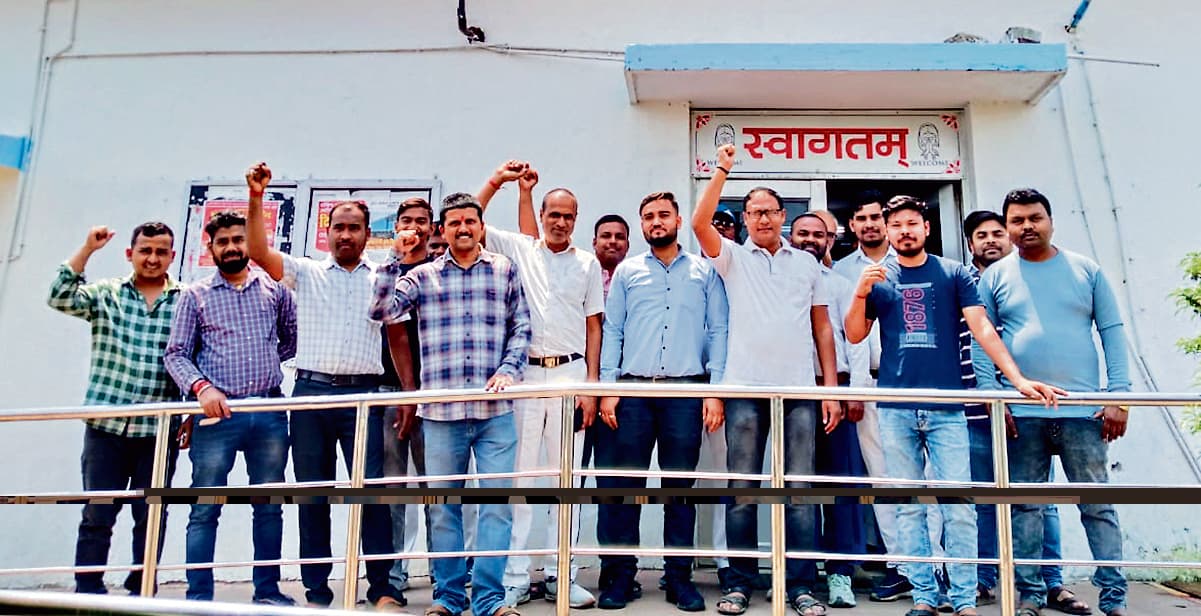 west singhbhum news: डयूटी के दौरान रनिंग स्टाफ को लंच ब्रेक व टॉयलेट जाने का समय मिले