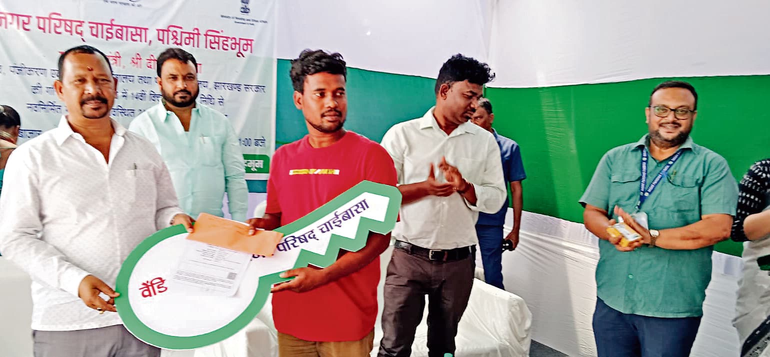 west singhbhum news: बस स्टैंड व जोड़ा तालाब की समस्याओं का शीघ्र होगा समाधान: मंत्री