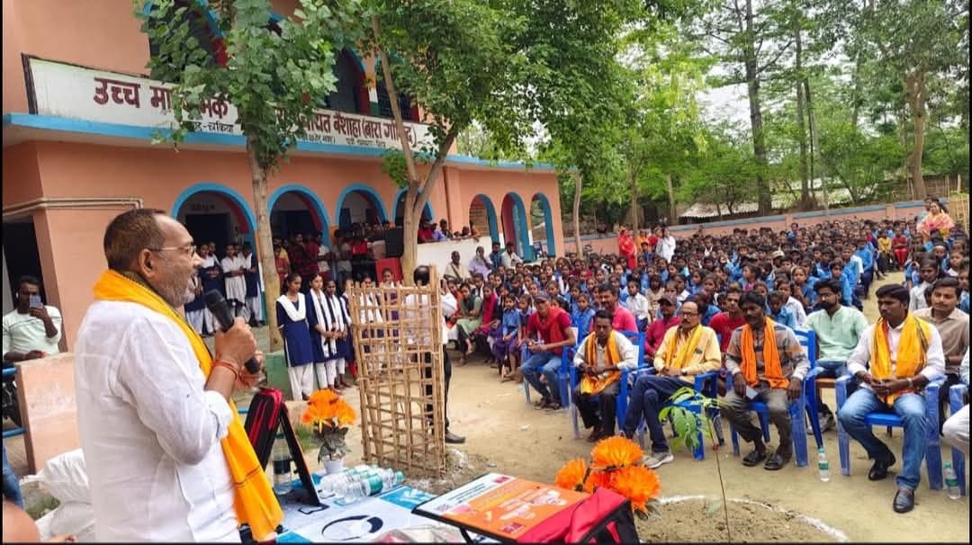 Motihari : स्कूल बैग विथ एजुकेशनल डेस्क का किया गया वितरण