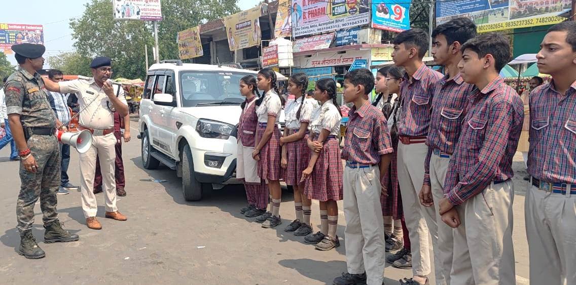 बच्चों के साथ यातायात पुलिस ने दुर्घटनाओं को रोकने के लिए चलाया अभियान