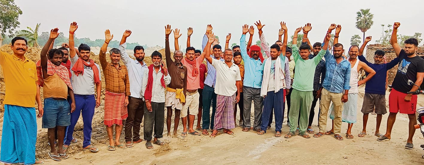 Saran News : तेज रफ्तार डंपर ने पांच बिजली पोल और एक घर में मारी टक्कर