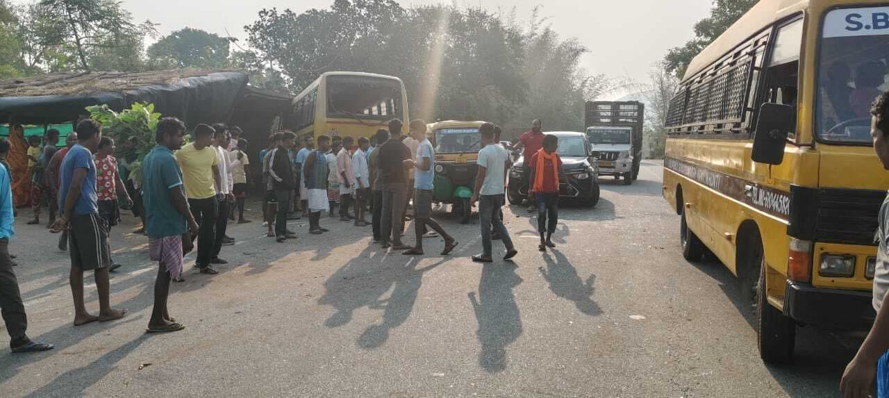 स्कूल बस में कोयला लदे ट्रक ने मारी टक्कर, 22 बच्चे घायल