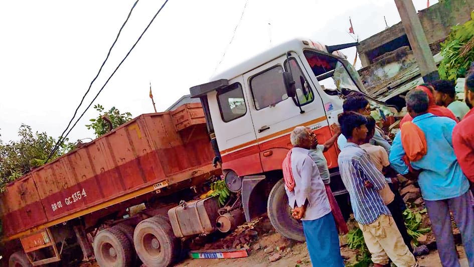 Saran News : अनियंत्रित ट्रक के घर में घुसने से दरवाजे पर खड़ी बोलेरो क्षतिग्रस्त, एक घायल