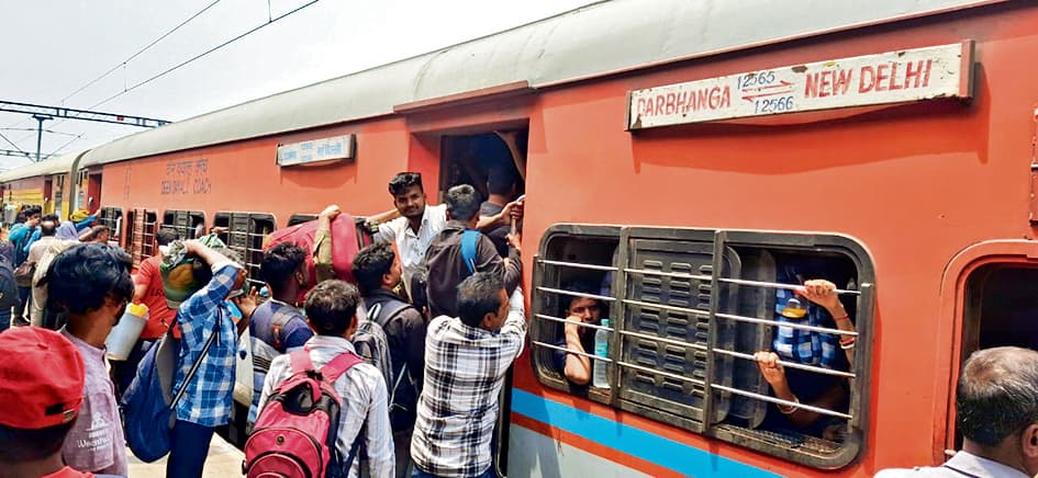 Saran News : मार्ग परिवर्तन से ट्रेनों की आवाजाही बाधित, यात्रियों की बढ़ी परेशानी