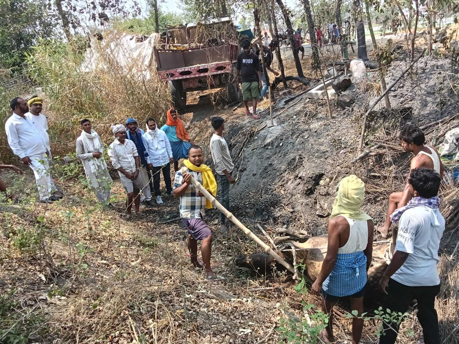 असामाजिक तत्वों ने घर में लगायी आग, गाय की मौत
