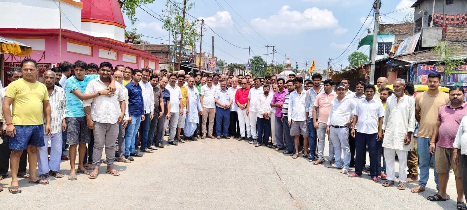 व्यवसायियों ने अपनी प्रतिष्ठानों को बंद कर की आतंकी संगठनों को नाश करने की मांग