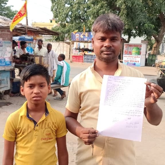 प्रधानाध्यापक ने छात्र को विद्यालय आने से किया मना, पिता ने बीईओ से लगायी गुहार