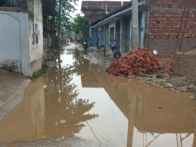 एचपीएस कॉलेज के मुख्य द्वार पर जल जमाव, आवागमन में हो रही परेशानी