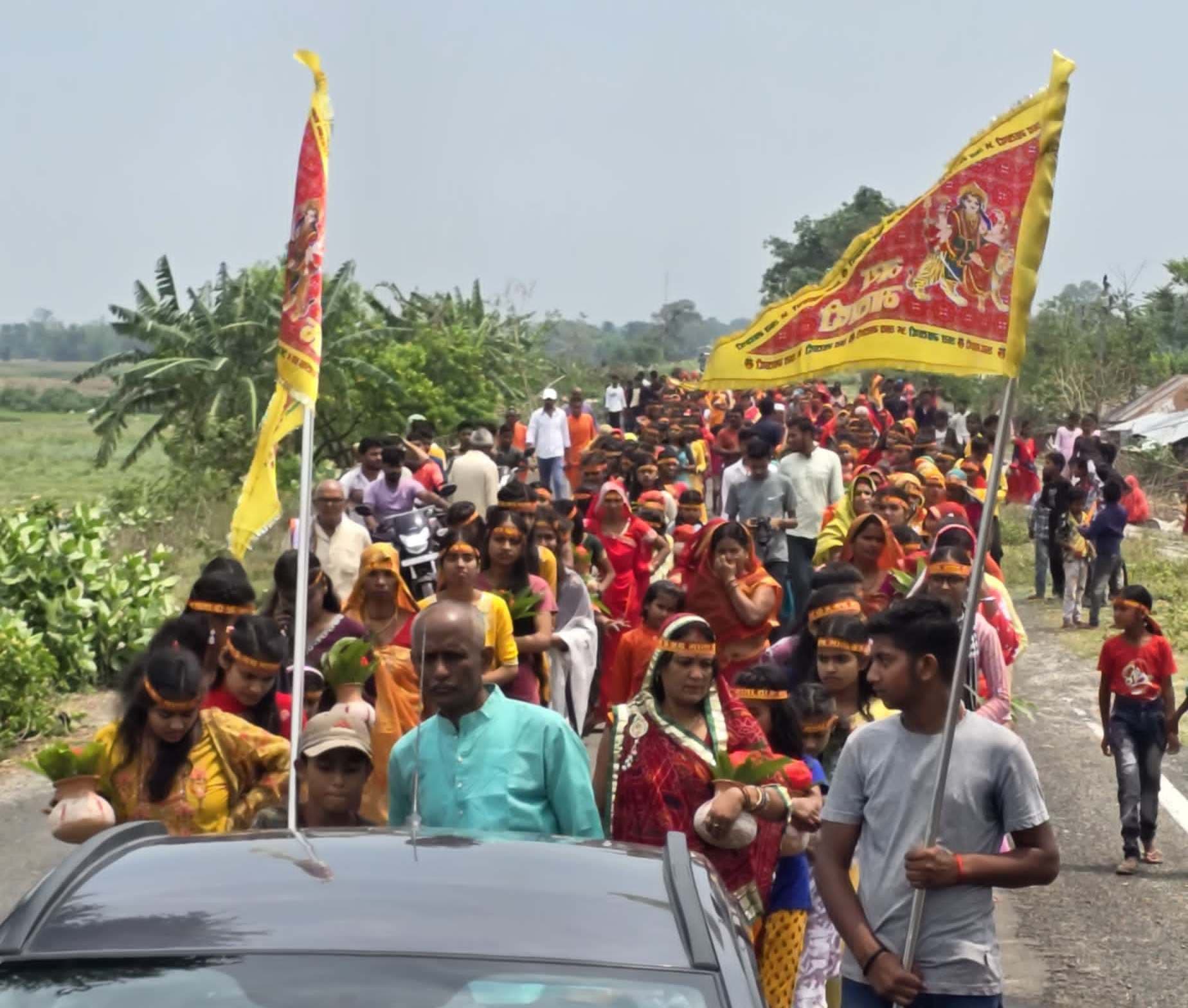 मंदिर में प्रतिमा स्थापना को लेकर निकाली गयी भव्य कलश यात्रा