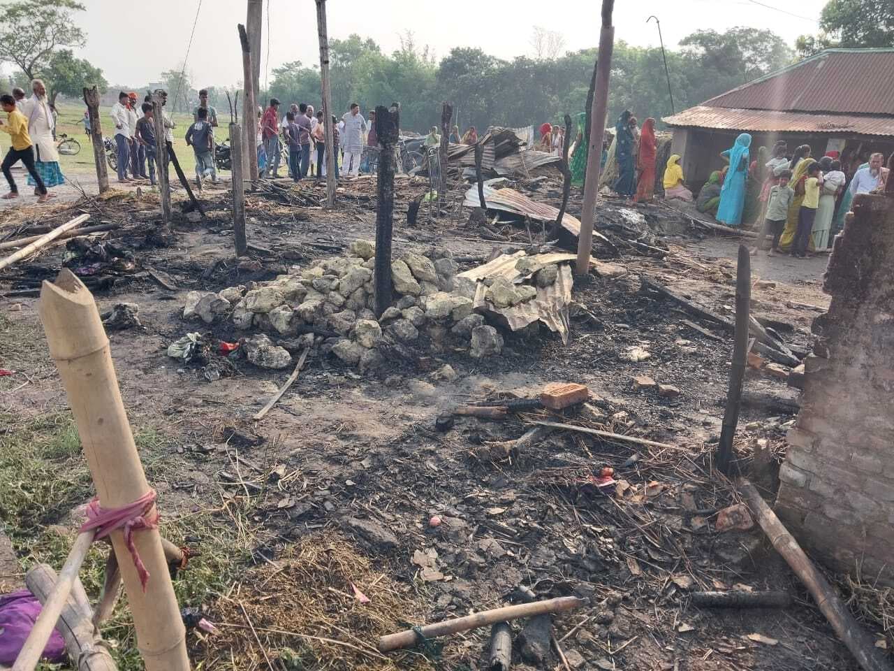 चूल्हे की चिंगारी से लगी आग, चार घर जले