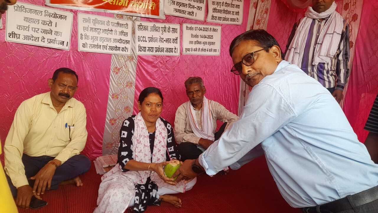 Dhanbad News : डीपी की विधायक से वार्ता के बाद 23 दिनों से जारी सीमा कुमारी का आंदोलन खत्म