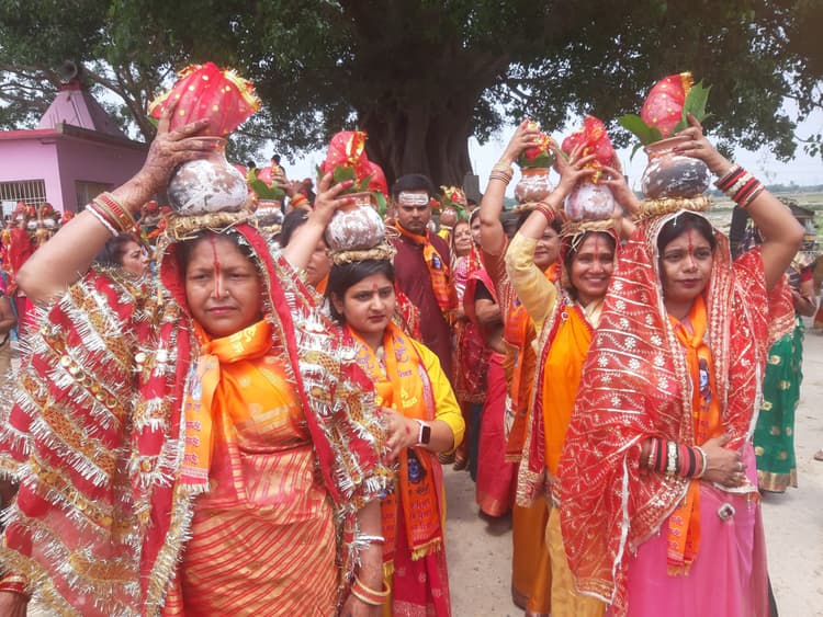 शिवलिंग स्थापना को लेकर निकली कलश यात्रा