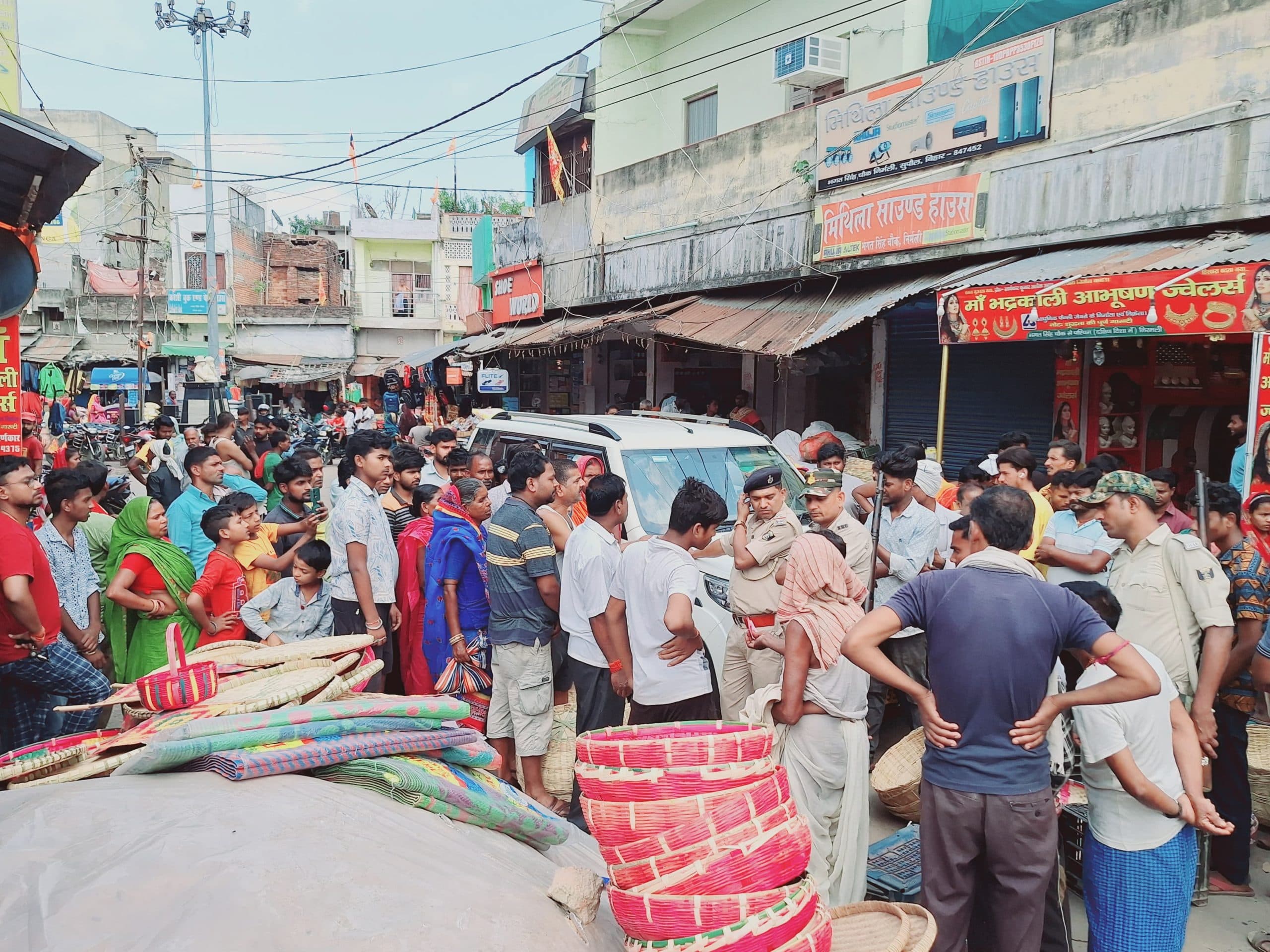 अतिक्रमण हटाने के क्रम में ईओ को अतिक्रमणकारियों के रोष का करना पड़ा सामना