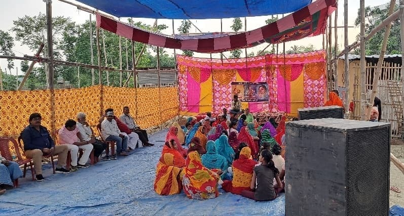 महेशपुर में शिवचर्चा में उमड़ी श्रद्धालुओं की भीड़