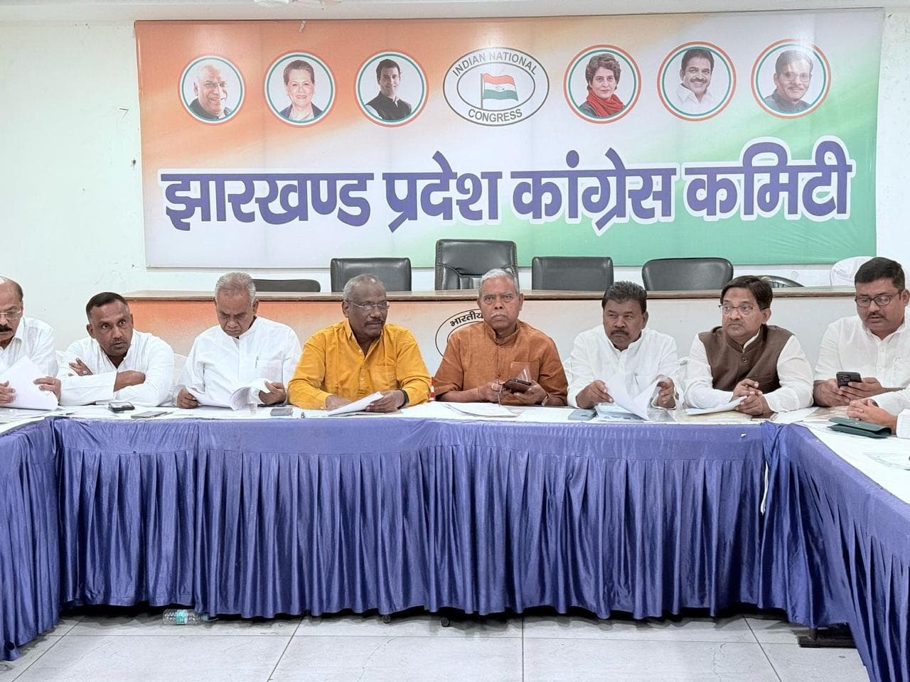 Political News : कांग्रेस के संविधान बचाओ अभियान के कार्यक्रमों पर चर्चा