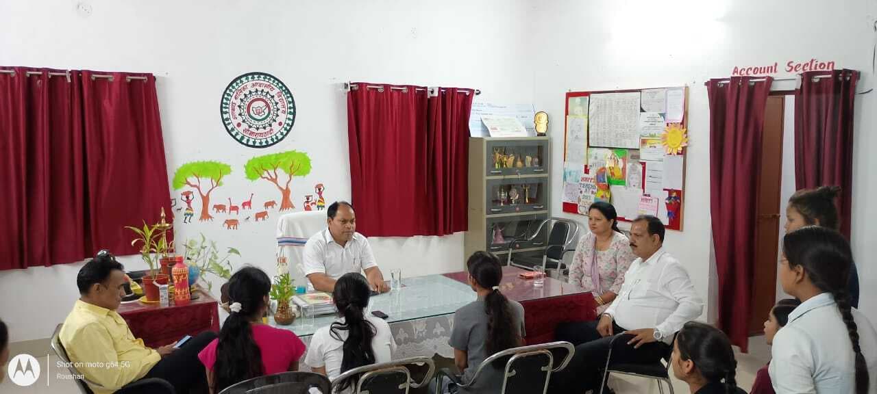 छात्राओं को मेनू के अनुसार दें मध्याह्न भोजन : बीइइओ