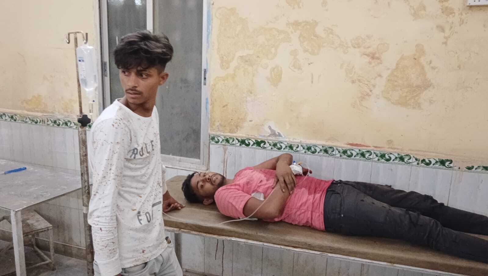 हॉर्न बजाकर साइड मांगने पर बदमाशों ने ट्रक ड्राइवर का मारा चाकू, भर्ती