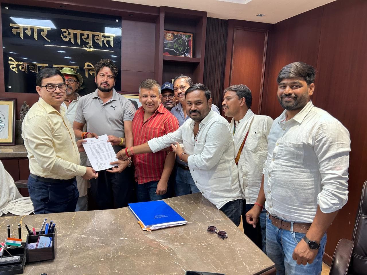 Deoghar News : सफाई एजेंसी की कार्यप्रणाली पर भड़के पूर्व पार्षद, नगर आयुक्त से की शिकायत