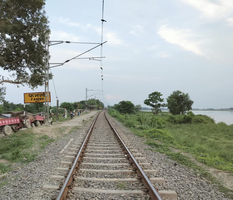 फनगो हॉल्ट - सिर्फ पटरी और नाम का लगा है बोर्ड
