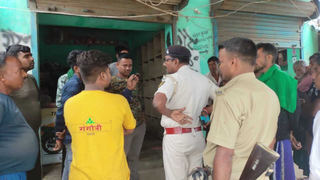 आधा दर्जन दुकानों में हुई चोरी