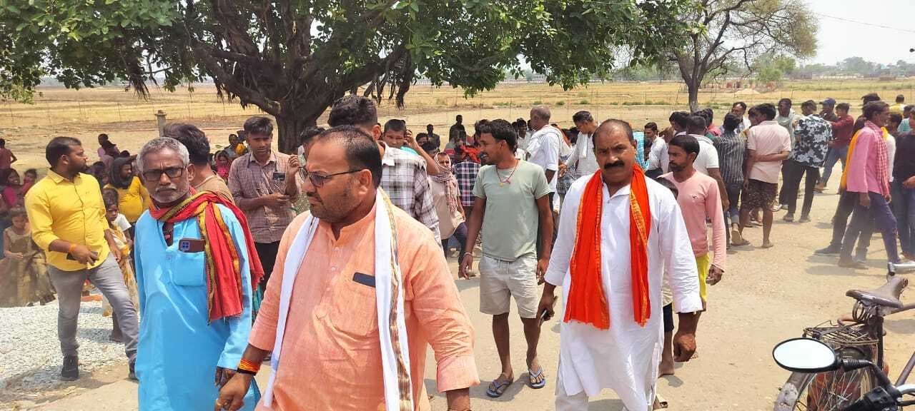 कब्रिस्तान की घेराबंदी के विवाद पर आक्रोश, लोजपा नेता ने ग्रामीणों से किया संवाद