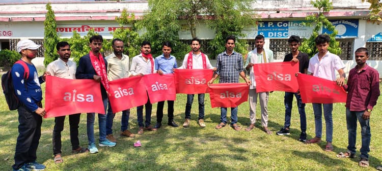 जेएनयू में आइसा की जीत पर मनाया जश्न