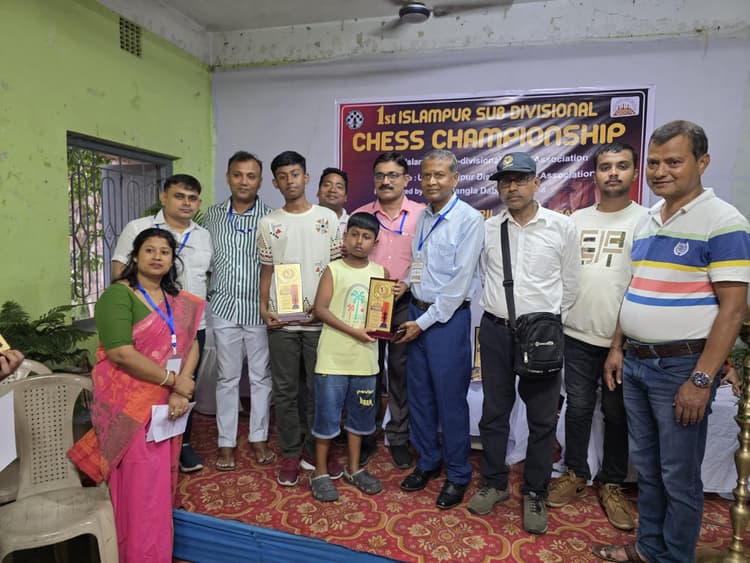 इस्लामपुर शतरंज में ''''चेस क्रॉप्स'''' के छात्रों का दबदबा