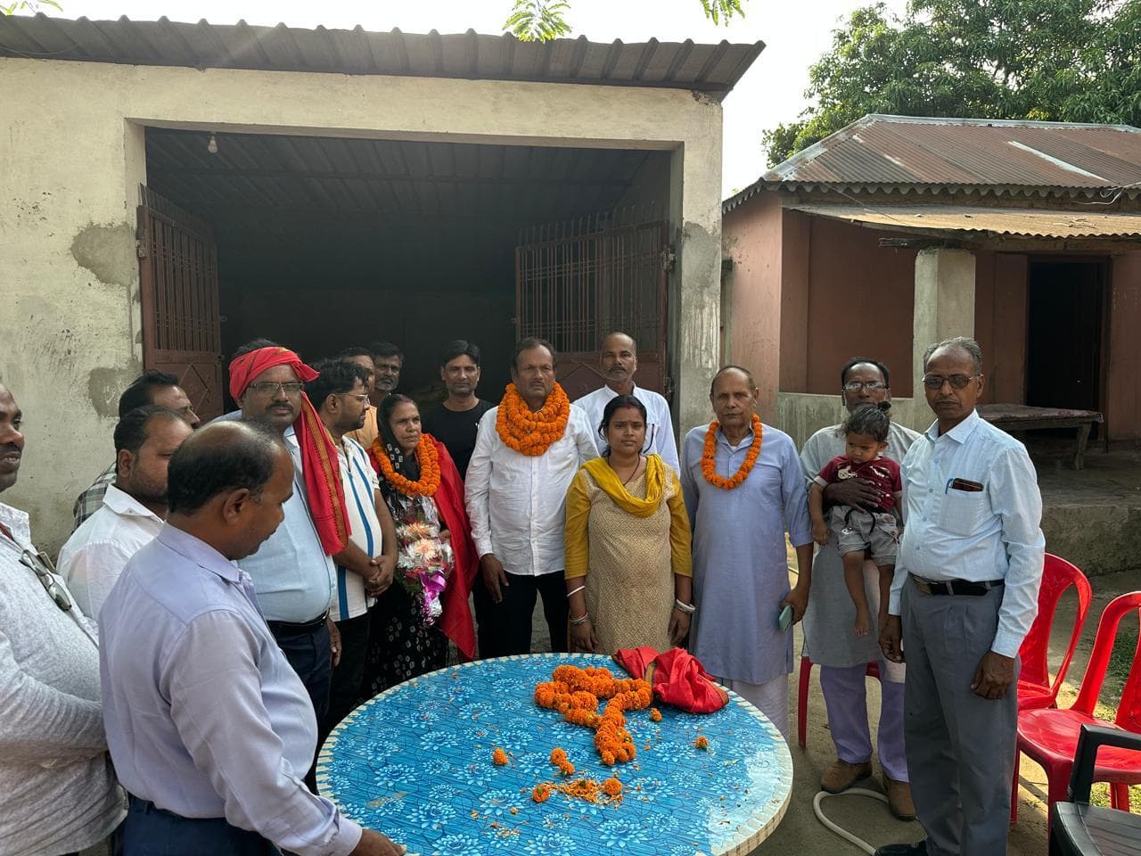 जेएनयू छात्र संघ के अध्यक्ष नीतीश कुमार के माता-पिता को किया सम्म���नित