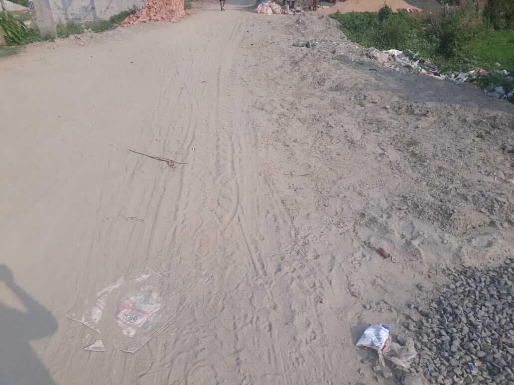 देखरेख के अभाव में बदतर हो रही शमशेरगंज जाने वाली सड़क की हालत