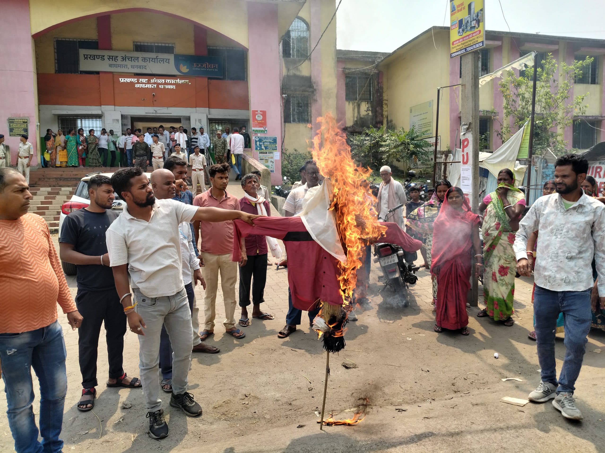 Dhanbad News : ग्राम स्वराज ने बाघमारा सीओ का जलाया पुतला