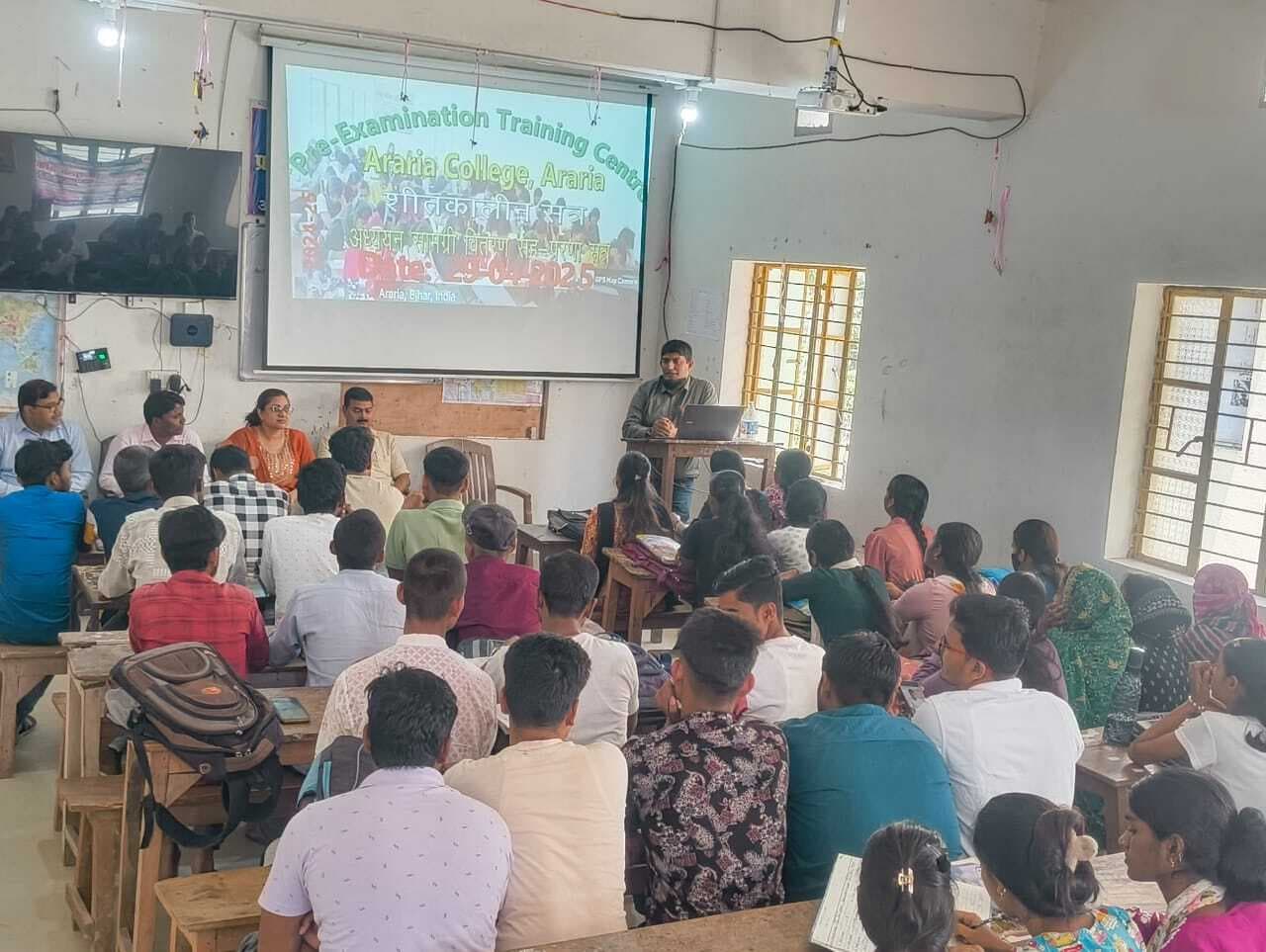 प्राक प्रशिक्षण केंद्र में निःशुल्क अध्ययन पुस्तिका वितरण कार्यक्रम का आयोजन