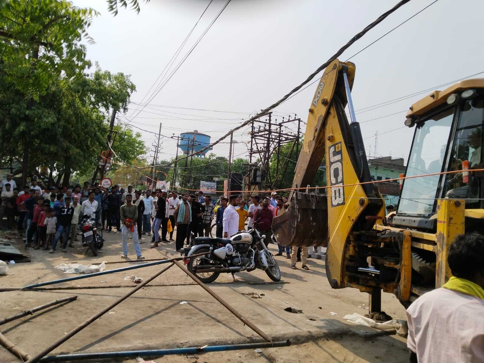 मानपुर में अतिक्रमण पर चला बुलडोजर