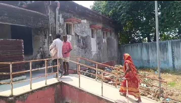 मानवता हुई शर्मशार, स्ट्रेचर उपलब्ध न होने पर अपने मासूम के शव को गोद में लेकर पोस्टमार्टम के लिए पहुंचा पिता