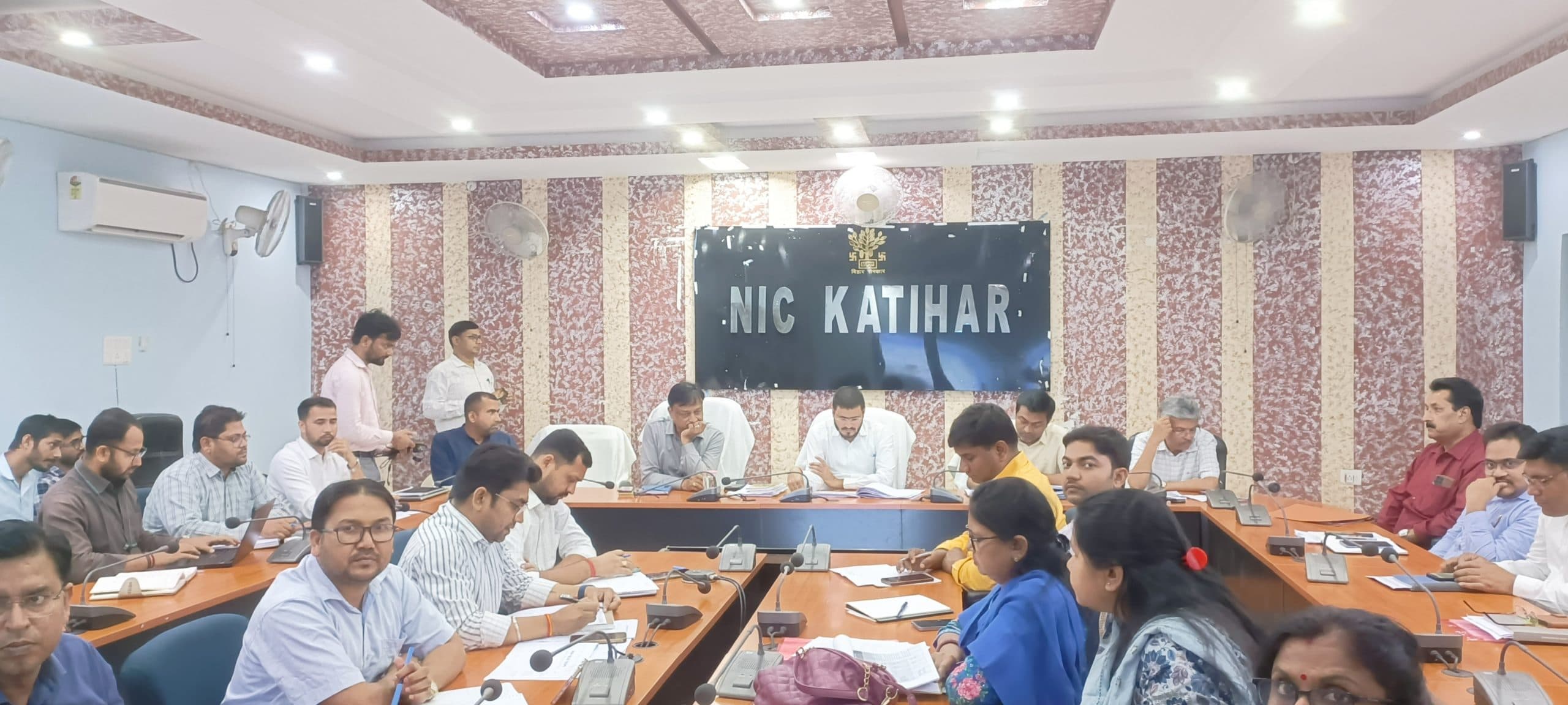 नीति आयोग के आकांक्षी जिला कार्यक्रम के सभी इंडिकेटर पर सुधार लायें: डीएम