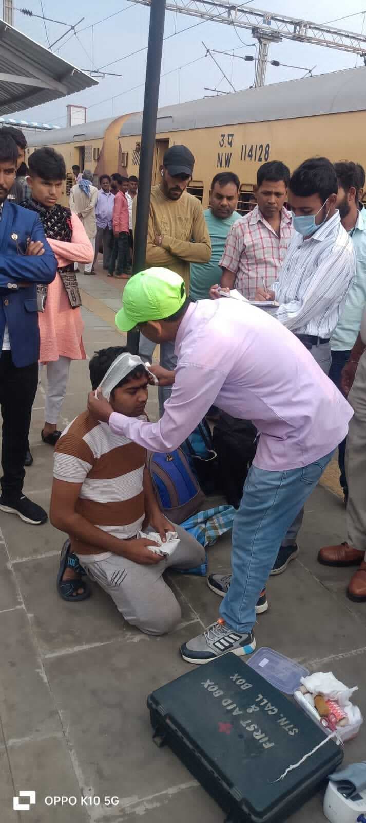 ट्रेन में सफर के दौरान रेल यात्री हुआ घायल