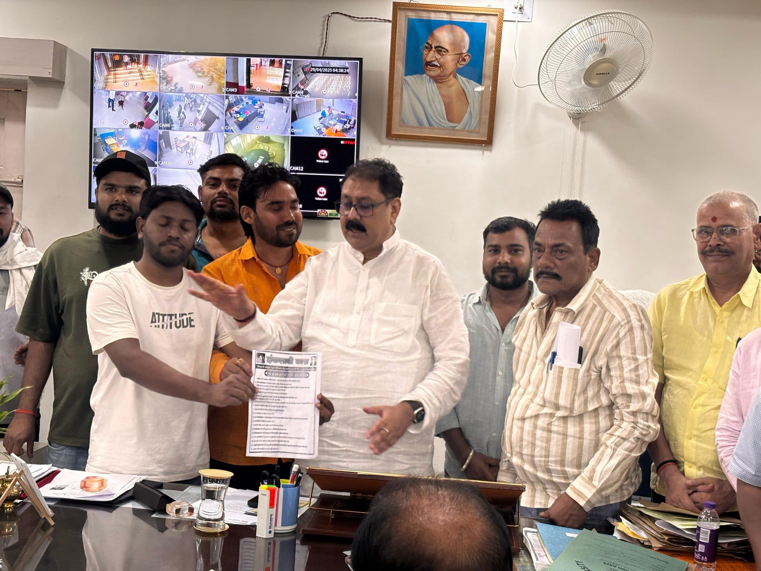 कुलपति के आश्वासन के बाद एमयू में छात्रों का धरना समाप्त