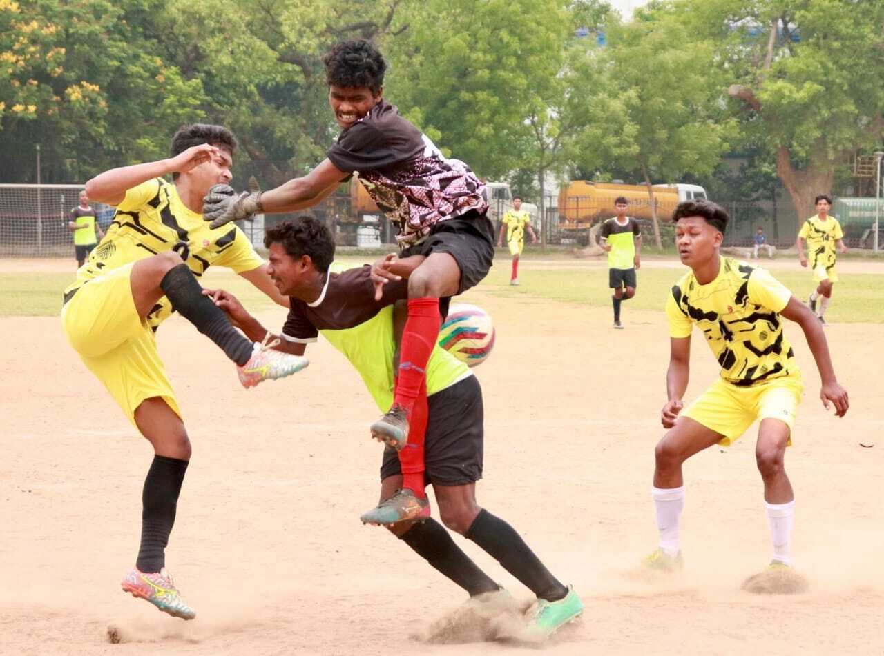 Jsa qualifying football league: मारंग बुरु मार्शल की टीम क्वार्टर फाइनल में पहुंची