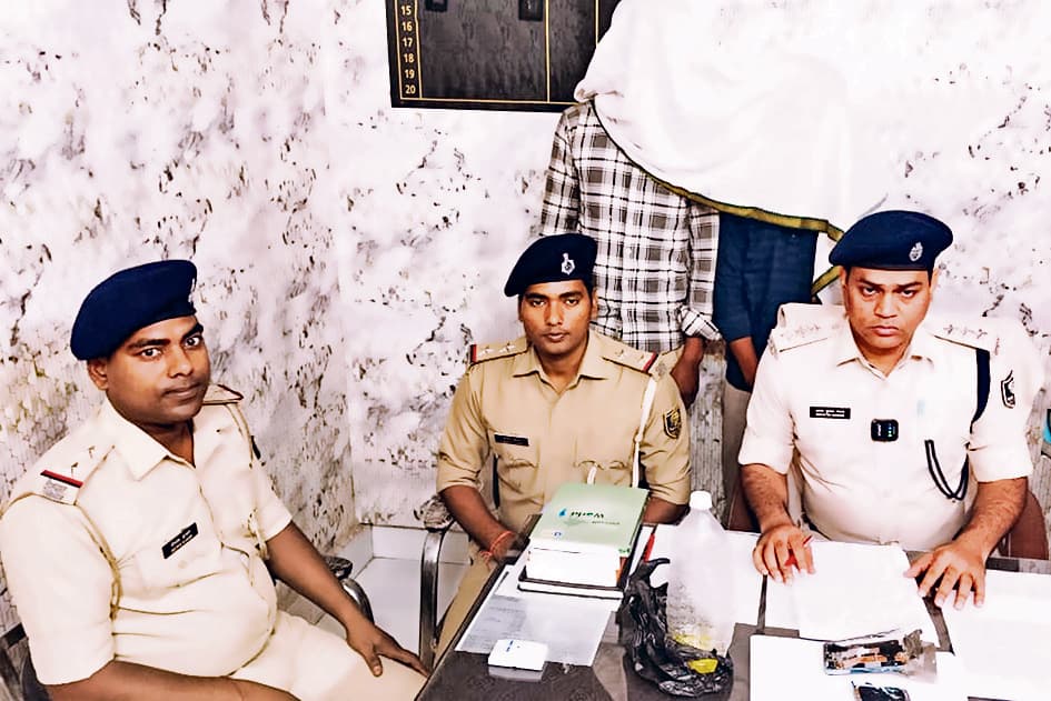 Gopalganj News  : एकतरफा प्यार में पागल युवक ने पहले गला दबाकर की हत्या, फिर चेहरे को तेजाब से जलाया