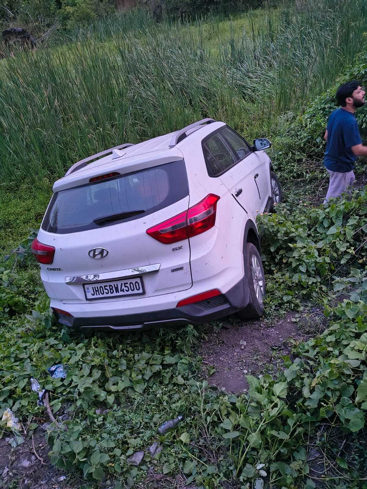 Dhanbad News : पाथरडीह से सिंदरी जा रही कार बंद खदान में जा गिरी, बाल-बाल बचा चालक