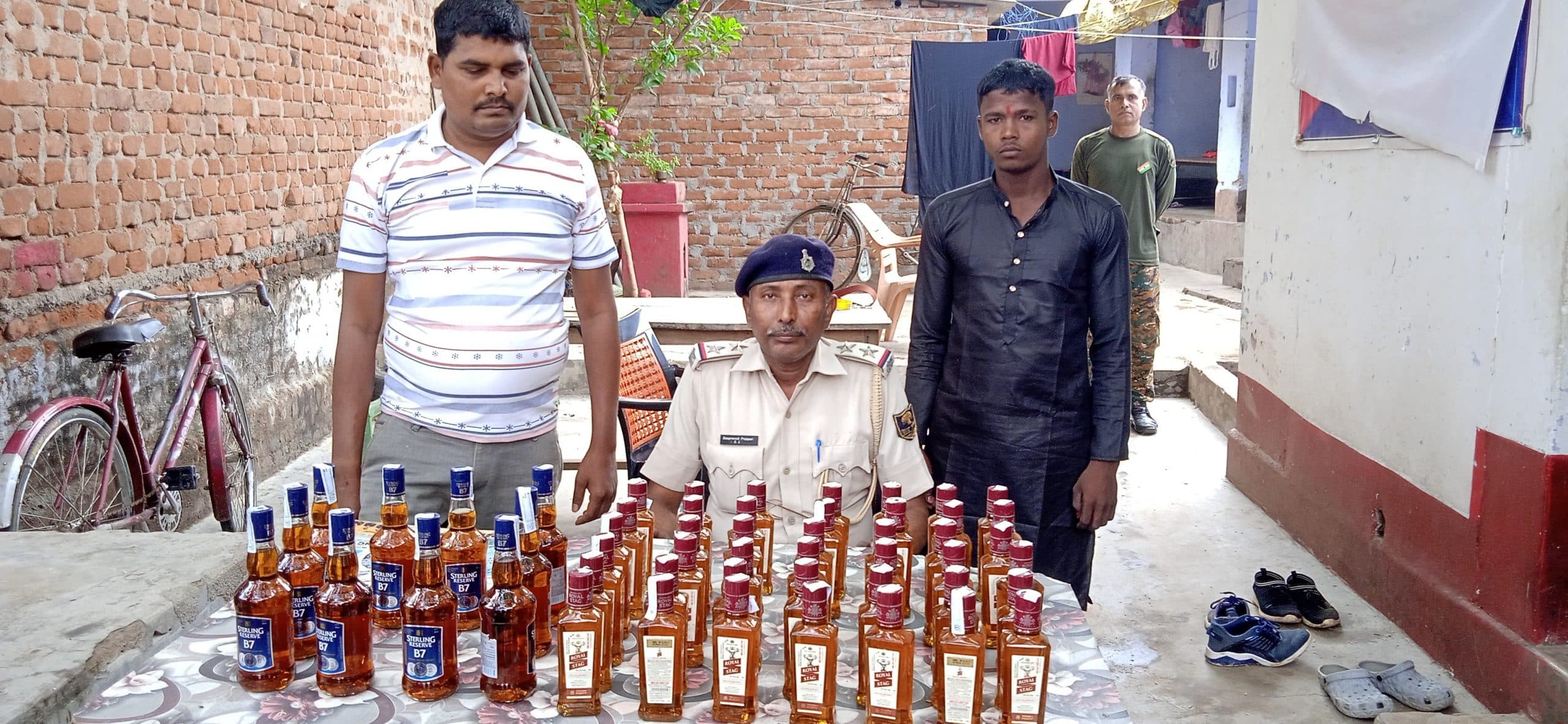 52 बोतल शराब के साथ दो तस्कर गिरफ्तार