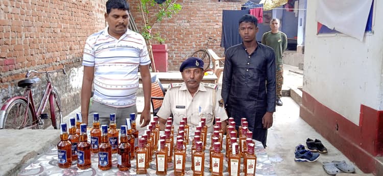 52 बोतल शराब के साथ दो तस्कर गिरफ्तार