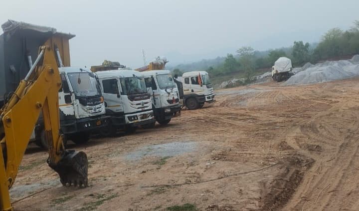 Dhanbad News : कुछ दिन बंद के बाद राजगंज में फिर शुरू हुई फ्लाई ऐश की डंपिंग, विरोध