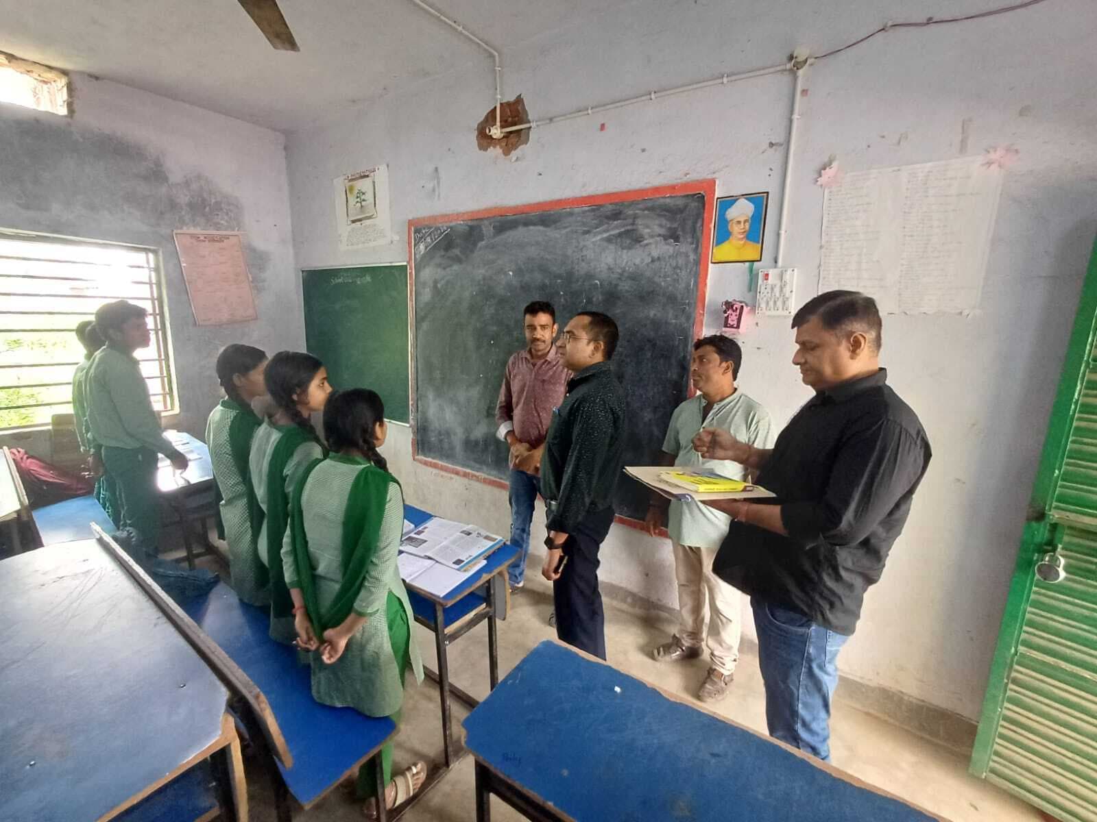 Deoghar news : शिकायत पर जांच में बलसरा उच्च विद्यालय पहुंचे डीइओ, खामियां मिलने पर जतायी नाराजगी