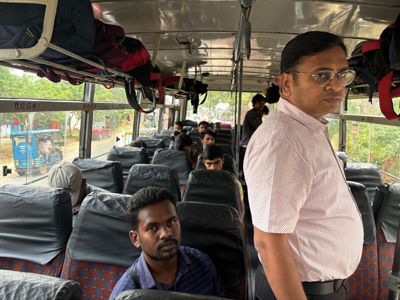 Deoghar News : जसीडीह में सड़क किनारे खड़ी दो बसों पर लगाया जुर्माना