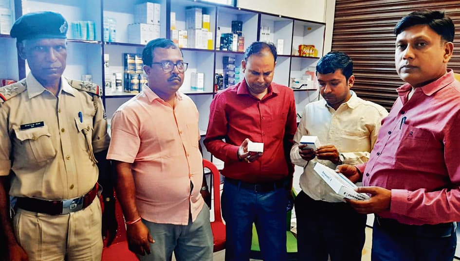 Gopalganj News  : हाइवे पर निजी अस्पताल में ड्रग विभाग का छापा, दो दवाएं और 50 हजार नकद जब्त