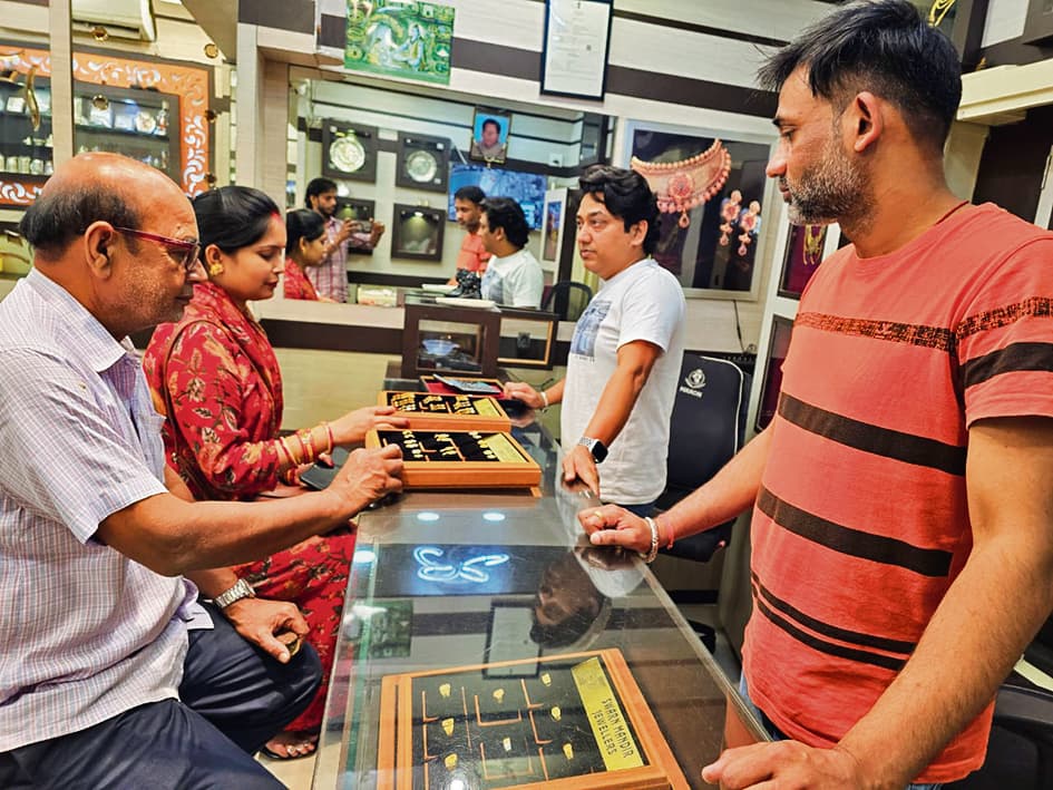 Gopalganj News  : अक्षय तृतीया पर सोना खा रहा भाव, जेवर होने लगे हल्के, कम भार वाले सिक्के बाजार में उपलब्ध