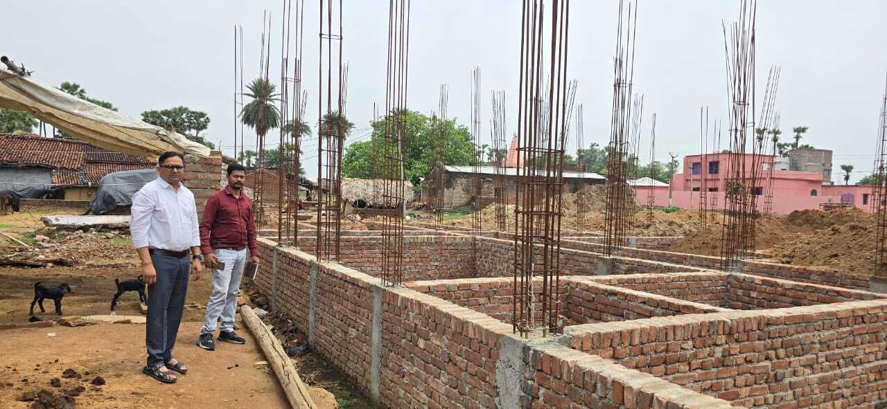 निर्माणाधीन पंचायत भवन की बीपीआरओ ने किया जांच