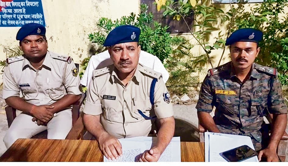 Ara News : डुमरांव में प्रेमिका को इ-रिक्शा से जबरन उतारने की कोशिश, युवक ने की फायरिंग